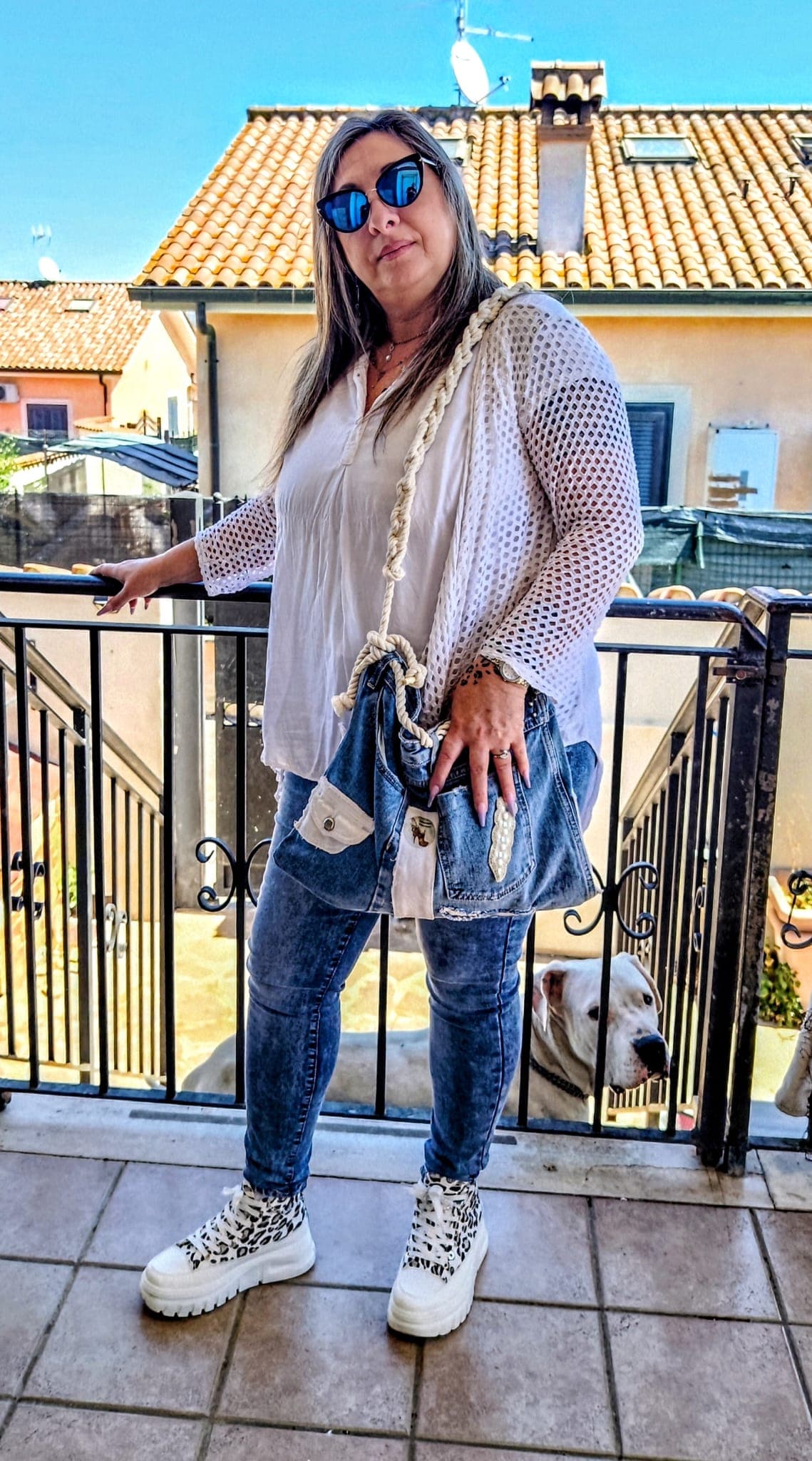 L'autrice del Diario delle Calopsite insieme al suo Dogo Argentino sul balcone di casa