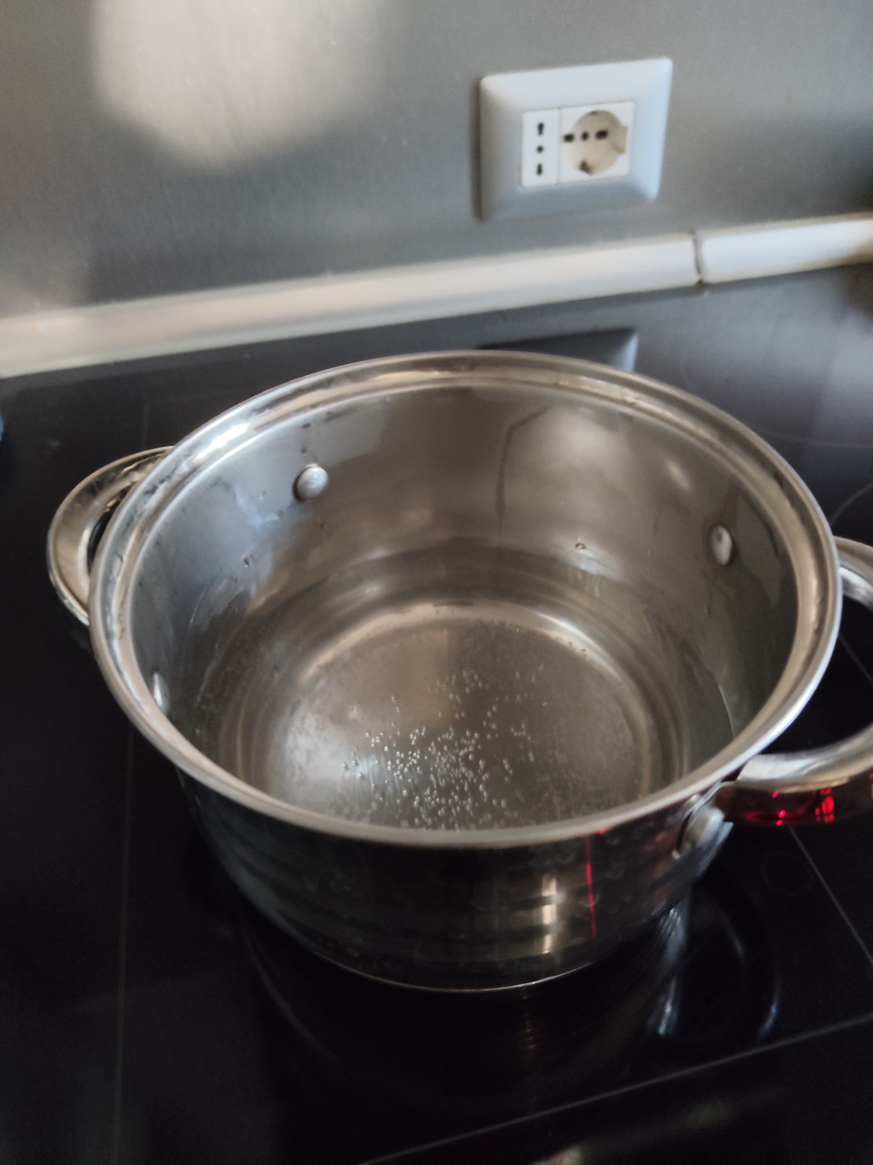Acqua portata in temperatura in un pentolino
